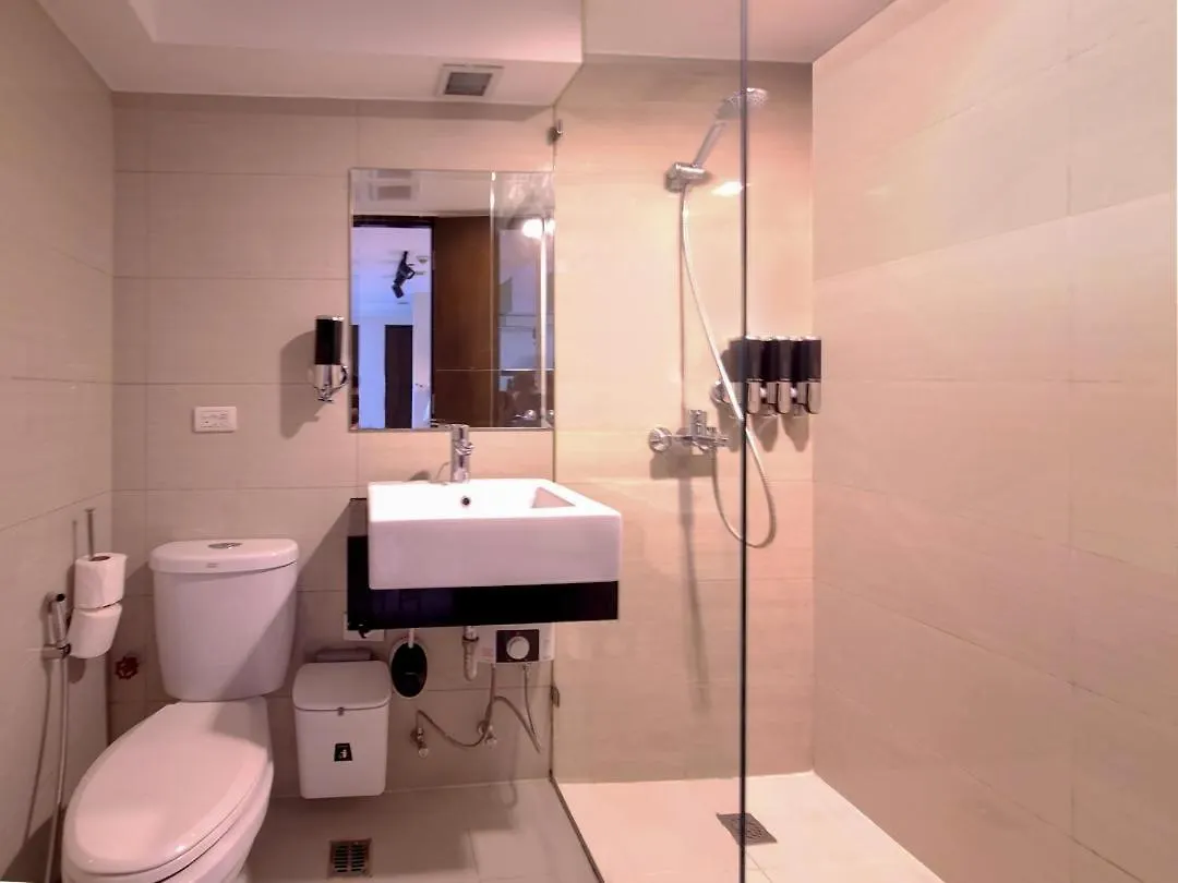 Spacious Family Sleeper Bgc & 84Inch Cinema Manila Apartment