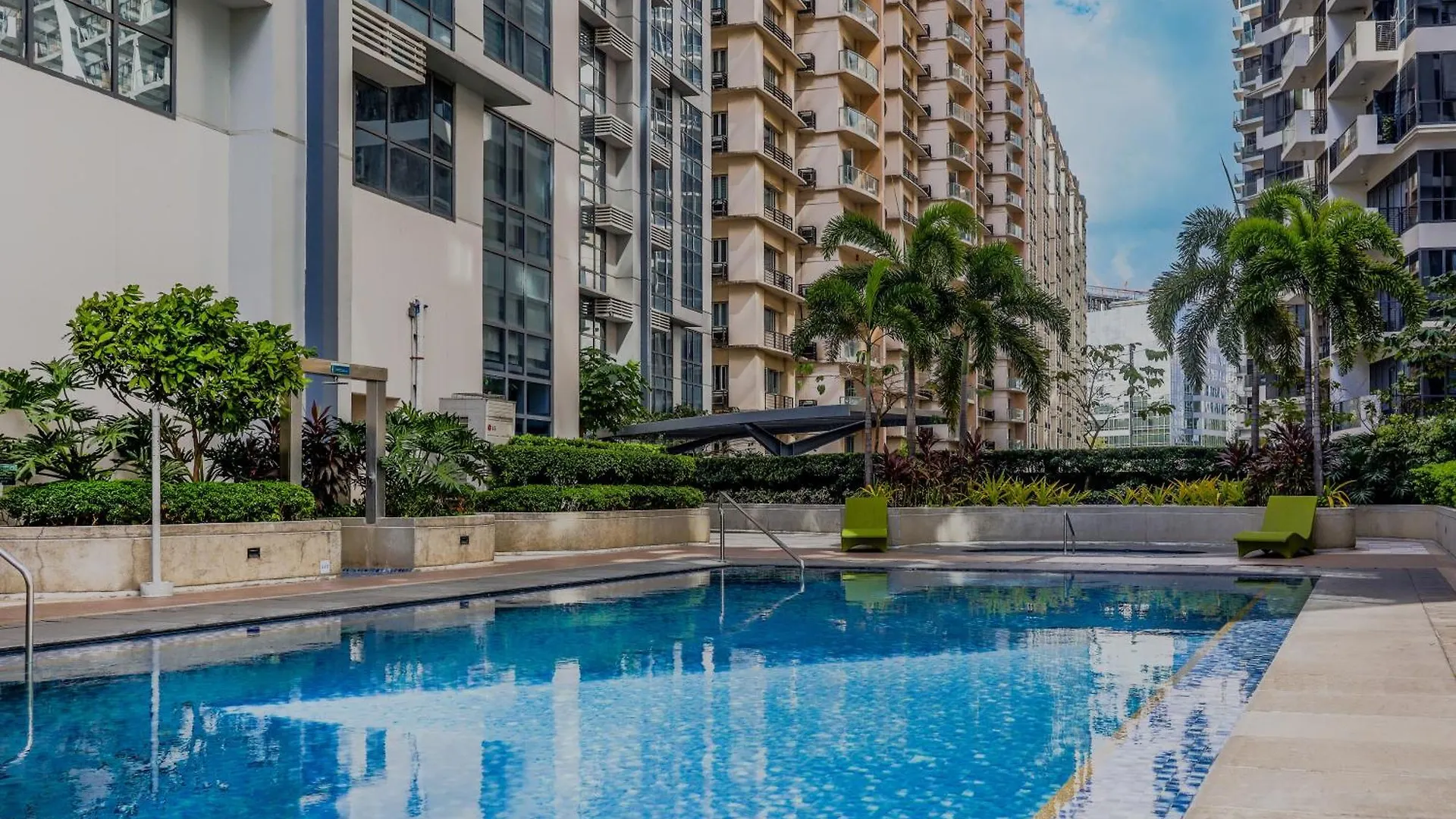 Spacious Family Sleeper Bgc & 84Inch Cinema Manila Philippines